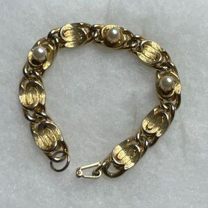 Big bold vintage gold tone faux pearl bracelet